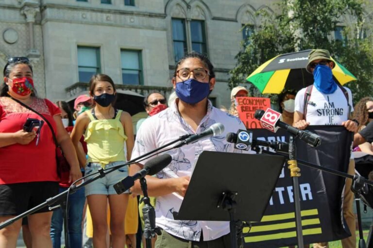 Protestan para pedir a legisladores que amplíen acceso de HUSKY para indocumentados