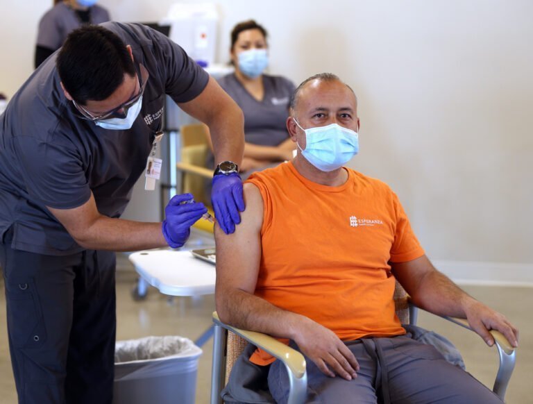 Trabajadores esenciales y personas con afecciones preexistentes serán los próximos en recibir vacuna contra el COVID-19