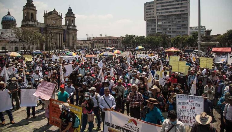 Indígenas y campesinos piden la renuncia del presidente de Guatemala