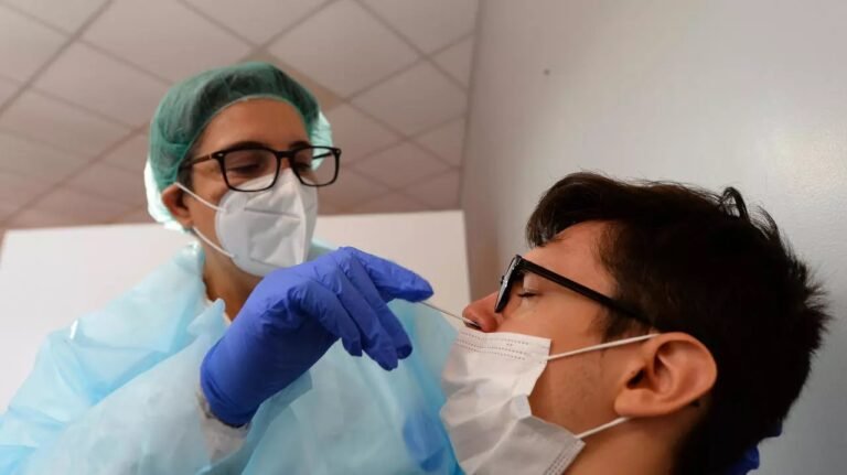 CT, tercer peor estado en casos per cápita de COVID-19