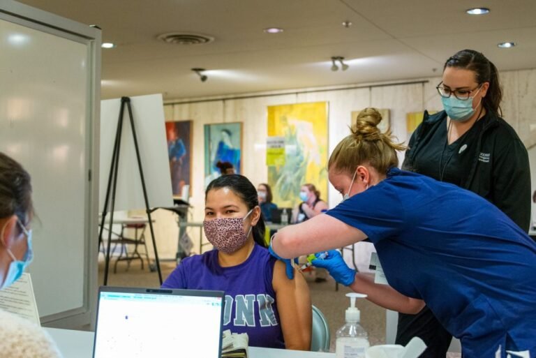 Según Universidad de Quinnipiac: Estudiantes que ya han sido vacunados aún aún necesitan seguir haciéndose la prueba