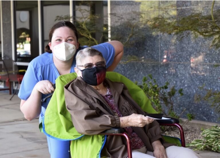 Hogares de ancianos ven disminución del 82% de casos de COVID-19
