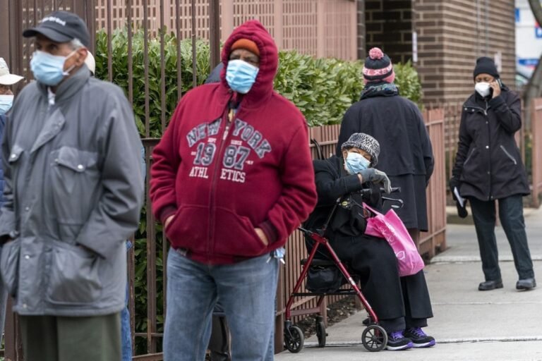 Inmigrantes de NY encuentran trabas para recibir vacunas