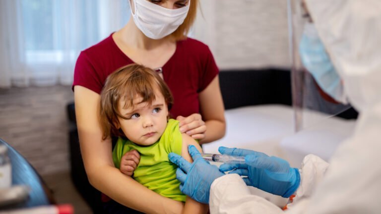 Moderna comienza ensayo de vacuna contra el COVID-19 para niños pequeños
