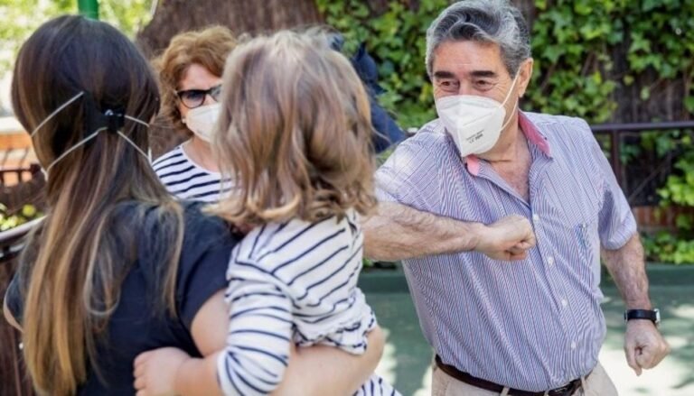 Personas completamente vacunadas pueden reunirse sin usar máscaras, recomiendan los CDC