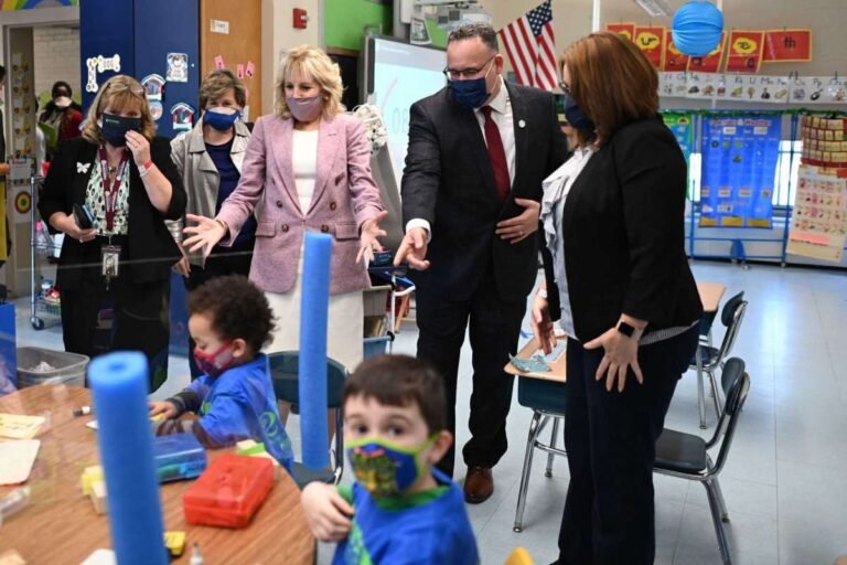 Primera Dama visita escuela de CT junto a Secretario de Educación federal