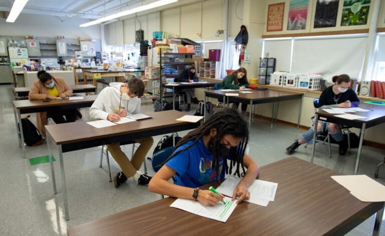 Reabren escuelas de Stamford con una distancia de 3 pies entre los pupitres  