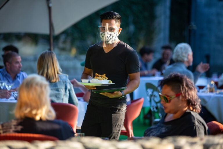 Restaurantes podrán servir al 100 por ciento de su capacidad en interiores 