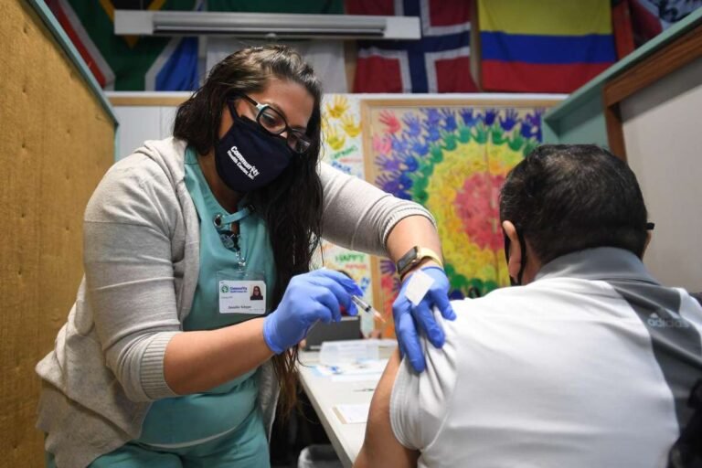 Vacuna llega a más inmigrantes gracias a clínica ubicada en centro comunitario 