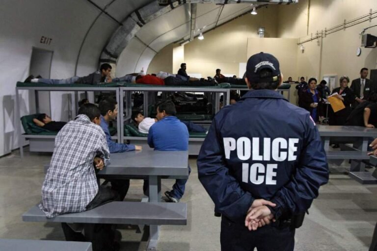 Vacunan en NY a primeros inmigrantes bajo custodia del ICE