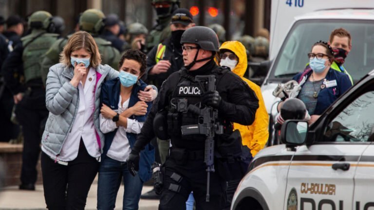 Confirman 10 muertos, entre ellos un policía, tras balacera iniciada por un hombre en un supermercado en Boulder