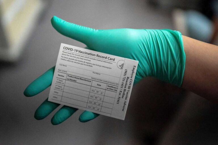 Advierten sobre tarjetas de vacuna de COVID-19 falsas que se venden en línea