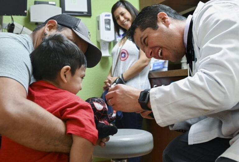 Avanza propuesta de ley que daría seguro médico a jóvenes indocumentados