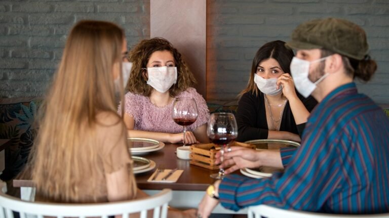 CT seguirá nuevas pautas de máscaras con flexibilización de restricciones en los restaurantes