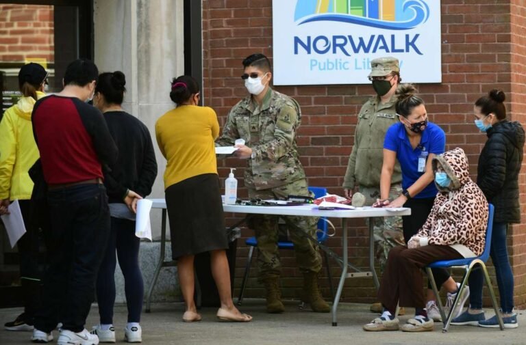 Clínica móvil de vacunas visita Norwalk