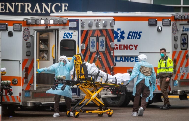 Hospitalizaciones por COVID-19 bajan de 4 mil por primera vez en meses