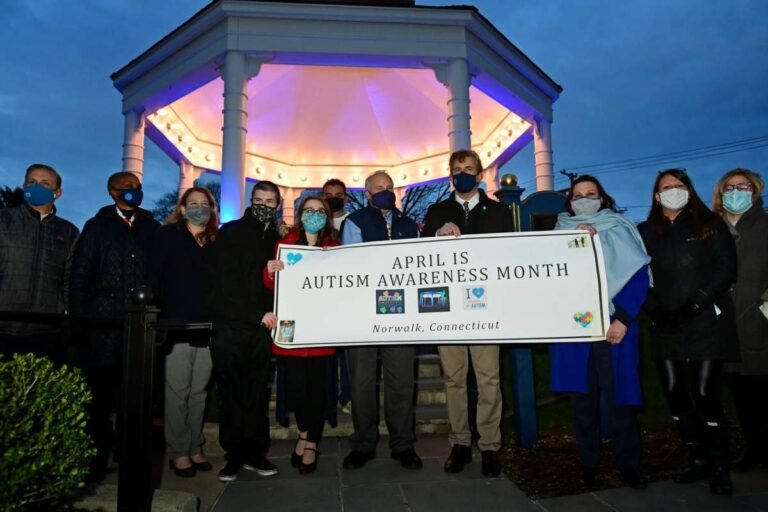 Iluminan de azul glorieta de Norwalk para crear conciencia sobre el autismo