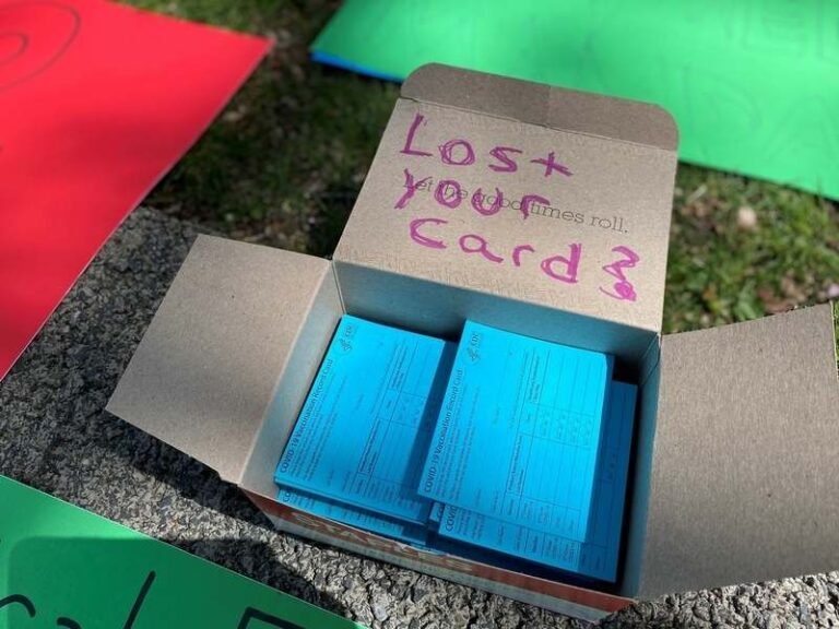 Incautan tarjetas falsas de vacuna contra COVID-19
