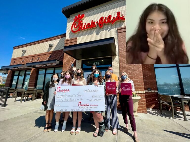 Joven hispana recibe beca de $25 mil
