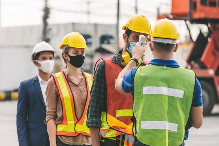 Legalmente empleadores pueden exigir como condición que trabajadores se vacunen contra el COVID-19