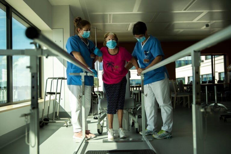 Muchos sobrevivientes no hospitalizados del virus enfrentan riesgos de salud persistentes