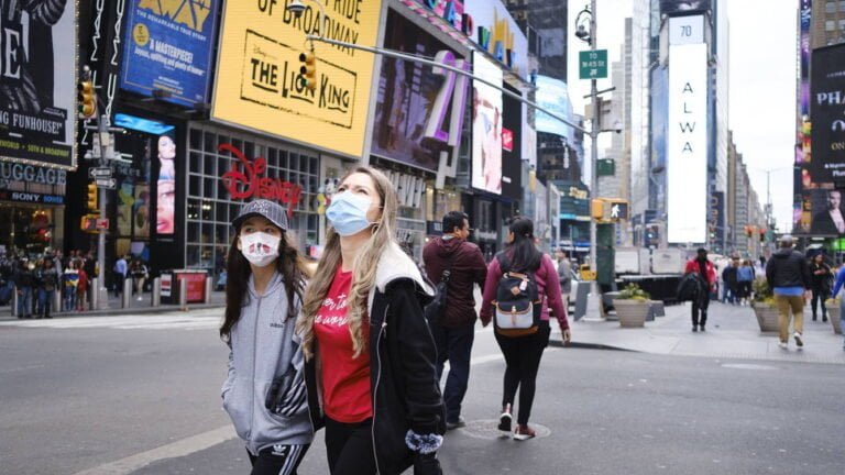 NY adoptará nueva guía federal sobre uso de mascarillas para personas totalmente vacunadas