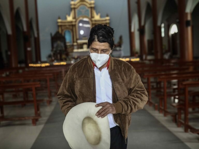 Problemas de salud de candidato ponen en suspenso el debate presidencial en Perú