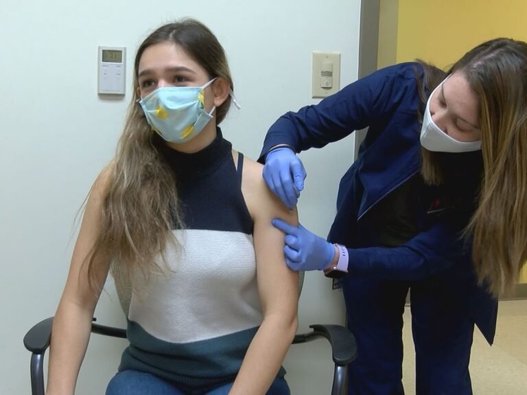 Pfizer pide a agencia federal que permita su vacuna COVID-19 para adolescentes