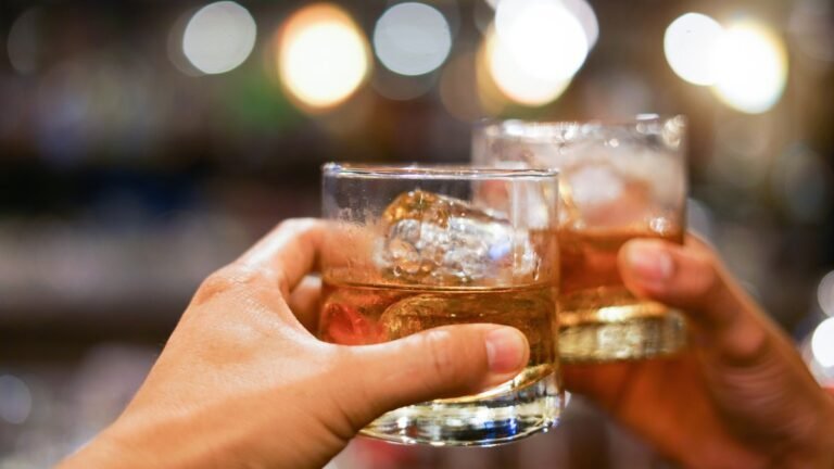 Restaurantes ofrecerán bebidas gratuitas a consumidores que demuestren que han sido completamente vacunados