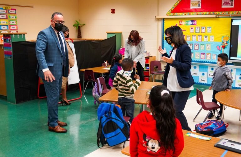 Secretario de Educación de EEUU promociona éxito de distrito escolar en su visita a Westchester