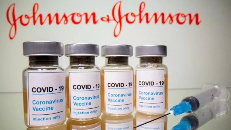 Suspenden vacunas de Johnson & Johnson en CT por casos de coágulos en la sangre