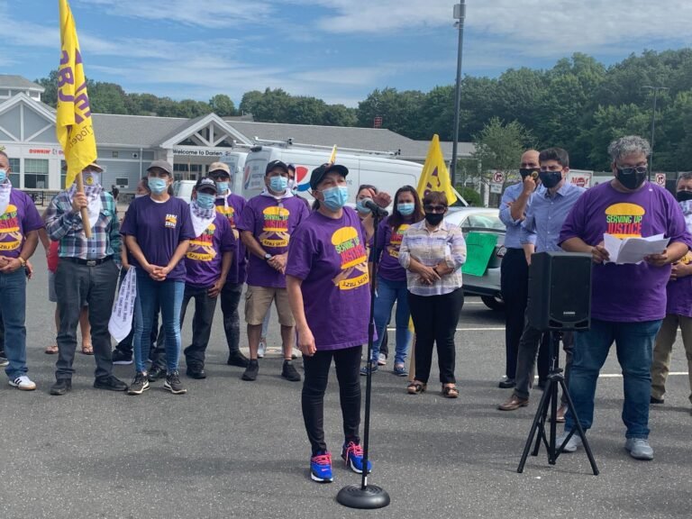 Trabajadores entregan petición a jefe de McDonald’s en Shelton