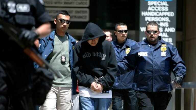 Gobierno de Biden ordena a ICE dejar de realizar arrestos de inmigrantes en tribunales