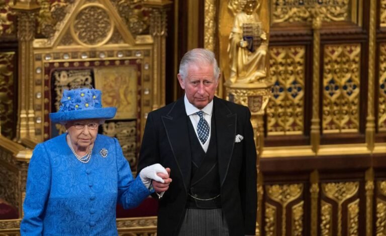 La Reina “considera seriamente” entregar el trono al príncipe Charles