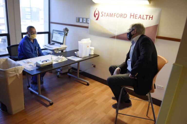 A medida que disminuye demanda, Stamford recurre a las vacunas sin cita previa y puerta a puerta