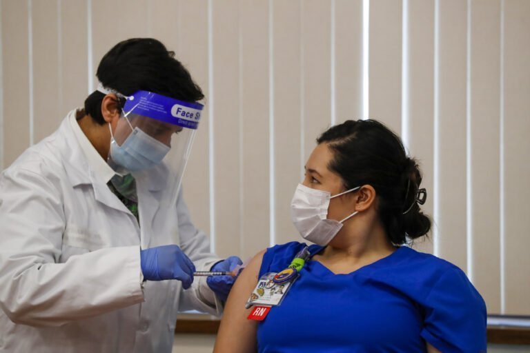 CT, primer estado en vacunar completamente a más de la mitad de adultos mayores de 18 años