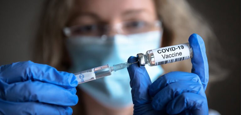 De acuerdo con los CDC: Casi 2 mil personas completamente vacunadas contra el COVID-19 han sido hospitalizadas o han muerto