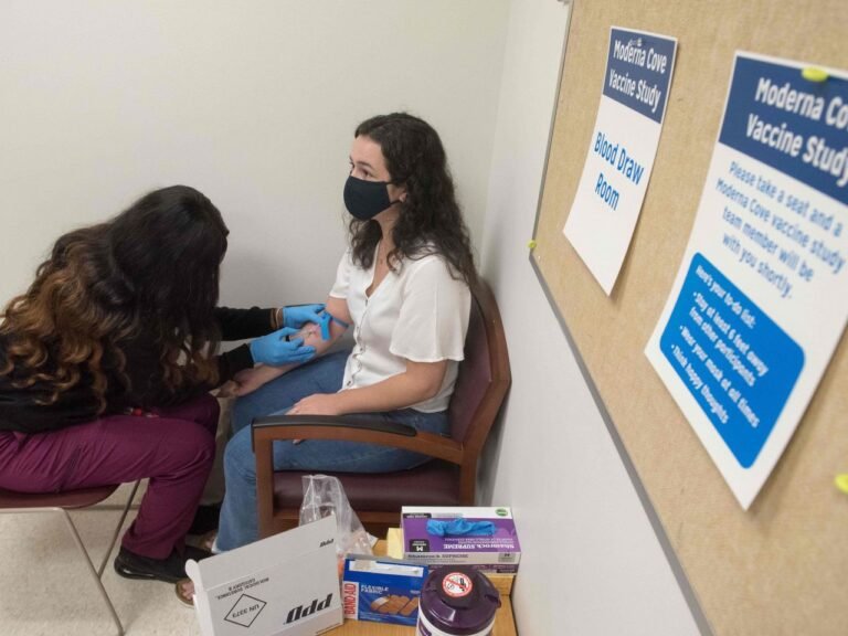 Casi 250 personas completamente vacunadas en CT han contraído COVID-19