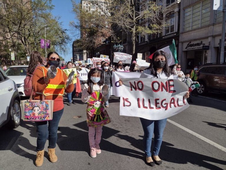Cientos marchan para exigir ciudadanía para trabajadores inmigrantes esenciales