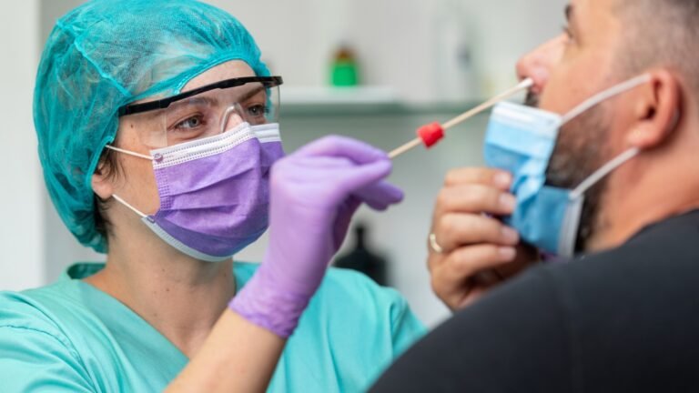 Disminuye tasa de positividad de COVID-19 y bajan las hospitalizaciones