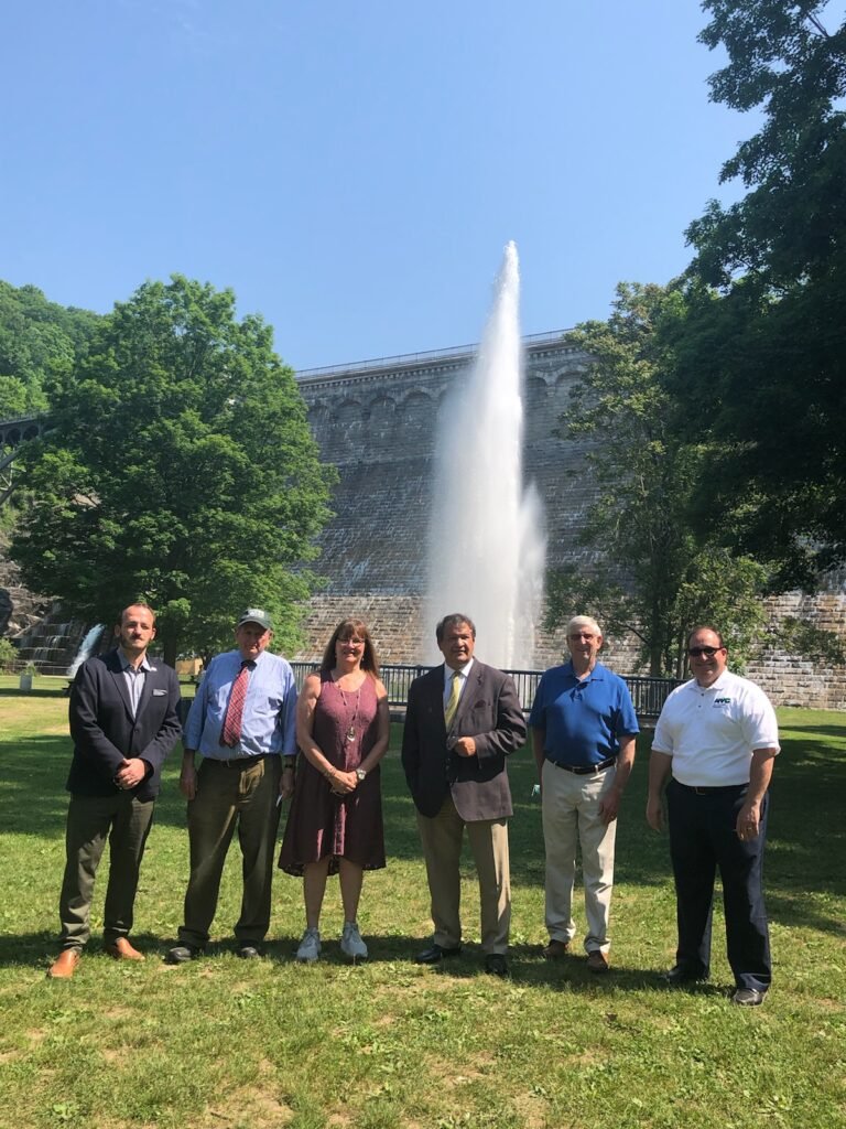 Ejecutivo de Westchester enciende histórica fuente de Croton Gorge