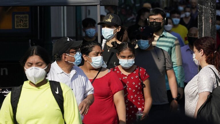 Enfermeros de NY critican el uso voluntario de la mascarilla