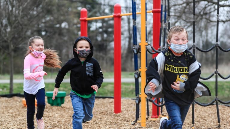 Escuelas levantan mandato de uso de máscara para actividades al aire libre