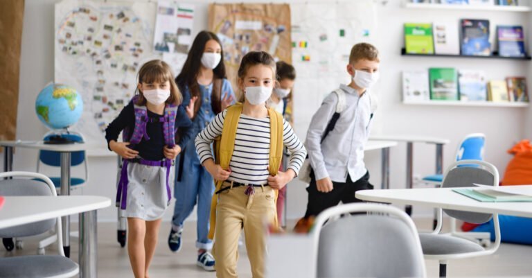 Juez mantiene mandato de uso de máscara en la escuela