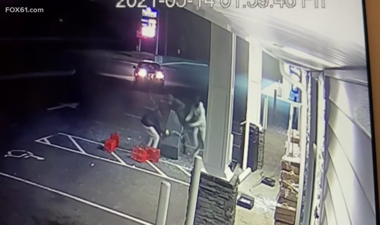 Ladrones arrancan cajero ATM de una tienda en Wolcott