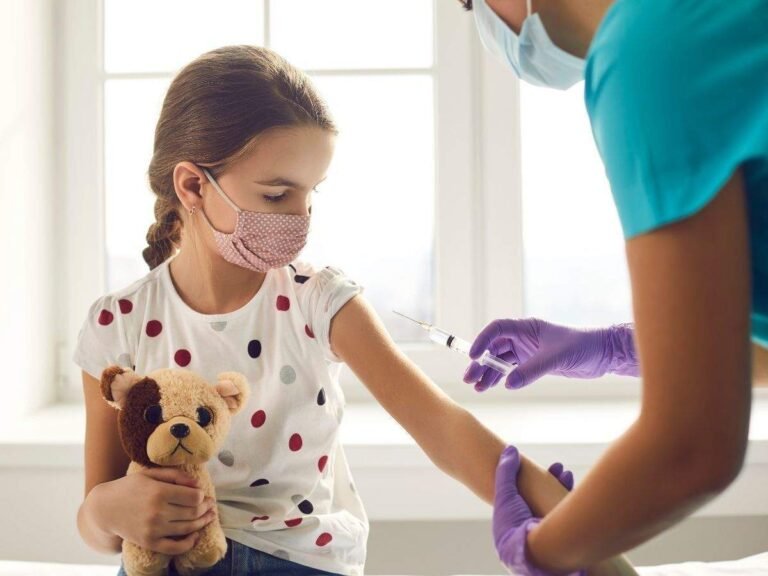 Moderna anuncia que su vacuna contra el COVID-19 funciona en niños de 12 años