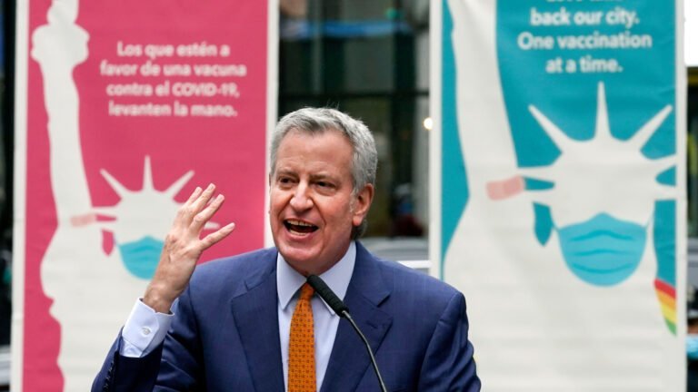 NY llevará a sus playas este verano centros de vacunación móviles
