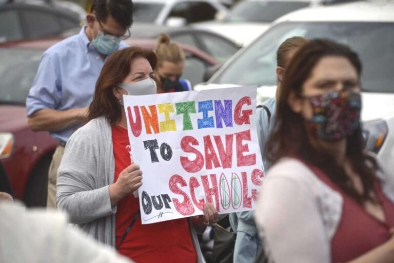 Padres, estudiantes y grupos de apoyo piden a Ayuntamiento que financie completamente las escuelas