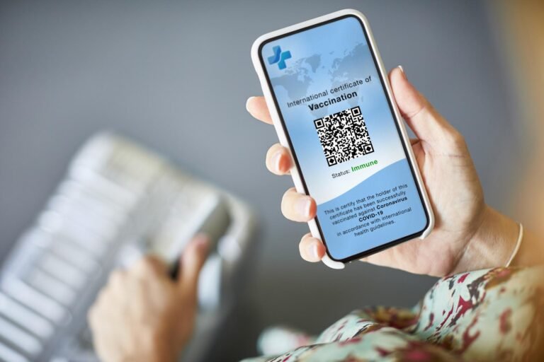 Pasaportes de vacunas y viajes de verano: esto es lo que se sabe