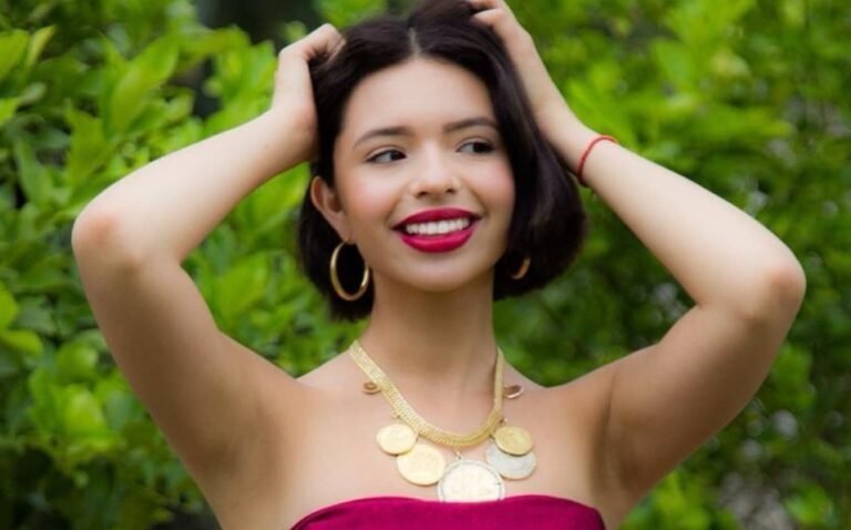 Ángela Aguilar canta polémica canción durante concierto